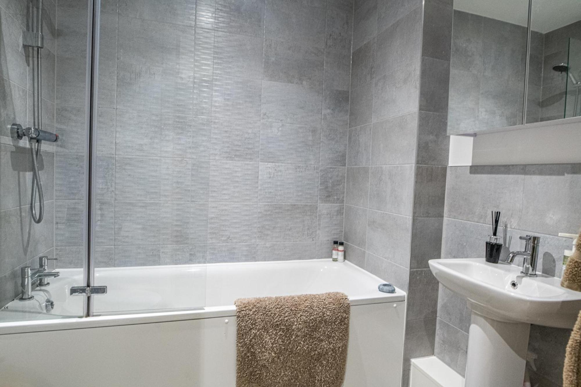 Modern And Spacious Apartment In Salford Quays Manchester Dış mekan fotoğraf